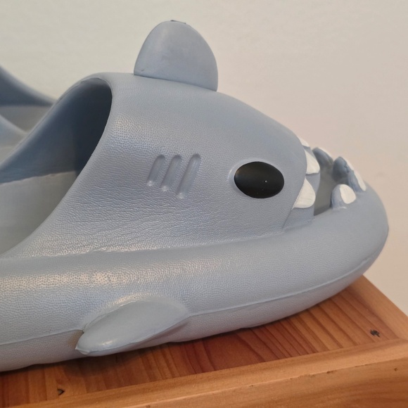 The Cloudies - Baby Blue Shark Slides - Size 7.5 - Picture 9 of 12
